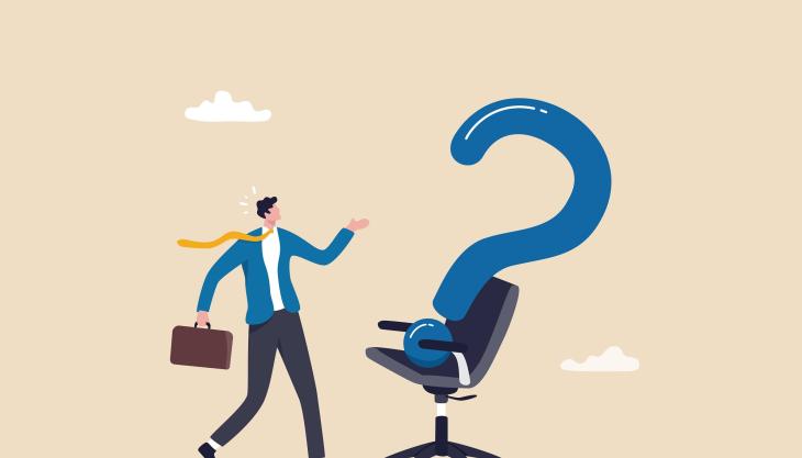 Illustration eines Mannes im Business-Anzug, der mit Aktentasche in der Hand auf einen Bürodrehstuhl zuläuft, auf dem ein großes Fragezeichen platziert ist.