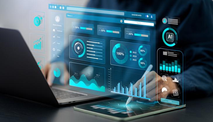 Eine Person sitzt am Laptop, es sind Statistiken und AI-Symbole über ihren Händen eingeblendet.