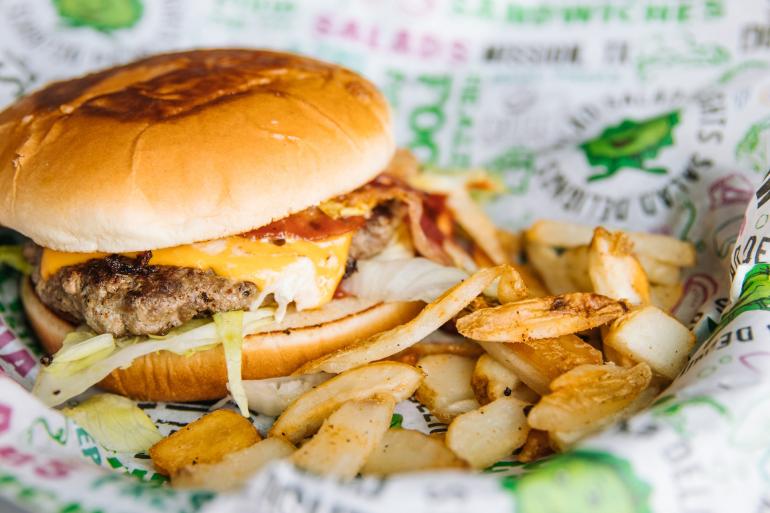 Ein Burger mit Pommes frites.