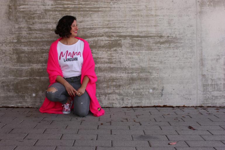 Porträt von Nadine Quosdorf, sie trägt ein T-Shirt mit dem Aufdruck "Mama langsam".