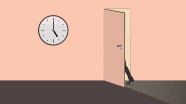 Eine Uhr zeigt 17 Uhr an und man sieht eine Person, die das Büro verlässt.