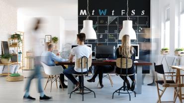 Verschwommene Aufnahme eines Open Space Office