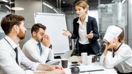 4 Personen in angespannter Stimmung im Büro