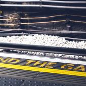 Bahnsteigkante mit gelber Aufschrift "Mind the Gap"