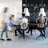 Verschwommene Aufnahme eines Open Space Office