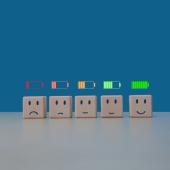 Fünf Würfel mit unterschiedlichen Smileys, darüber Batteriesymbole von leer zu voll.