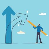 Illustration: Ein Mann im Anzug malt an einen großen blauen Pfeil einen abzweigenden schwarz umrandeten Pfeil.