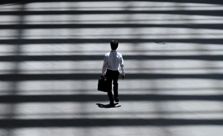 Mann von hinten, der einen Treppe hinaus steigt.