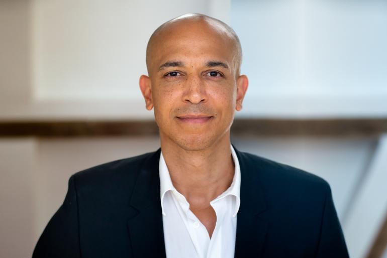 Porträtaufnahme von Dr. Shamsey Oloko.