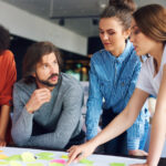 4 Personen diskutierten Konzepte.